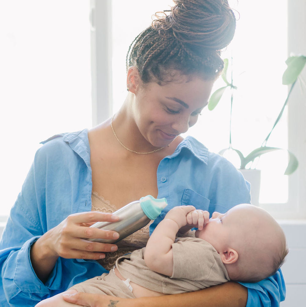 mom breastfeeding bottle feeding