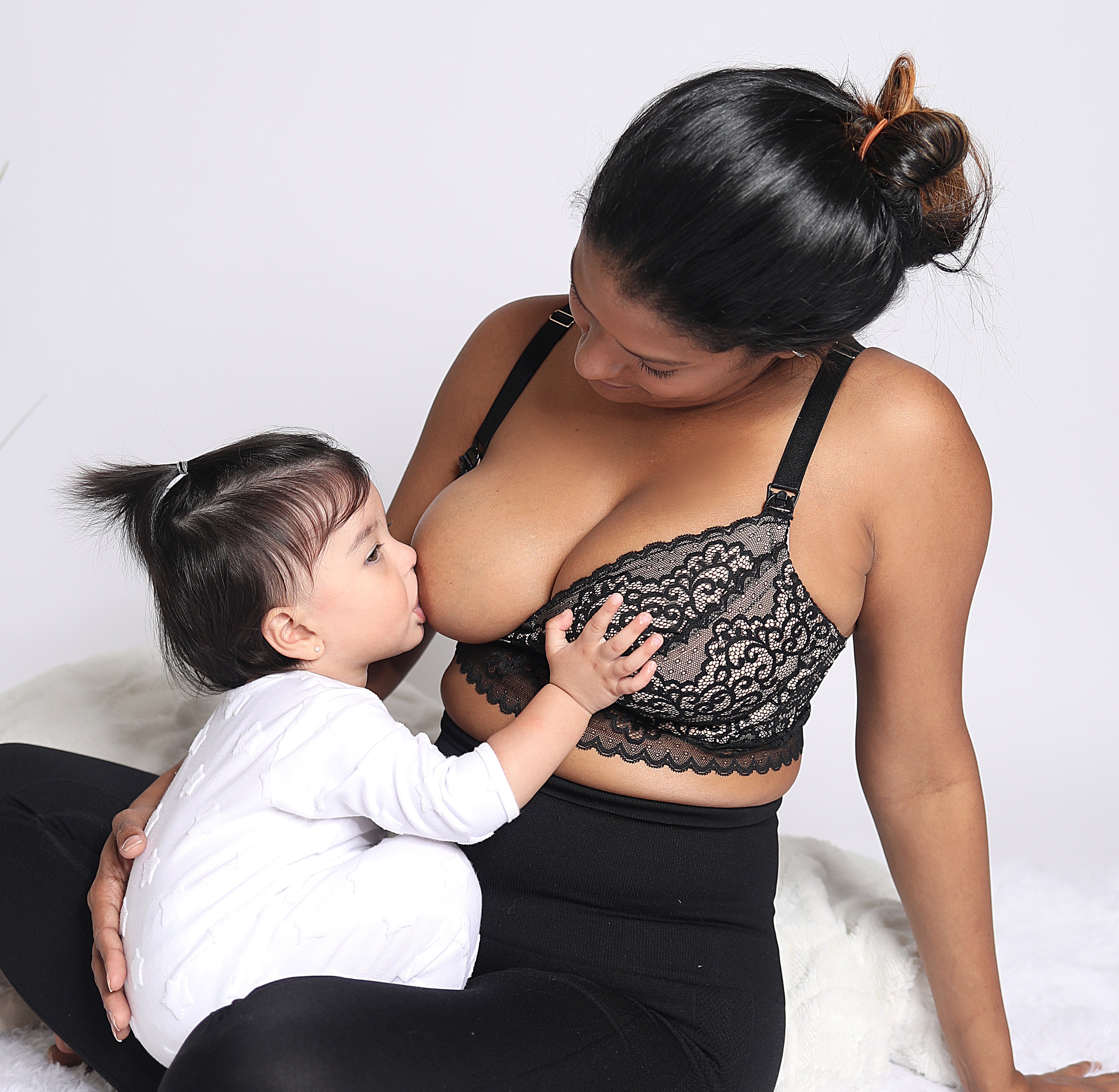 Ayla black - Pumping Bra - Ayla black pumping bra - pumping bra ayla - mom with baby - ayla pumping bra