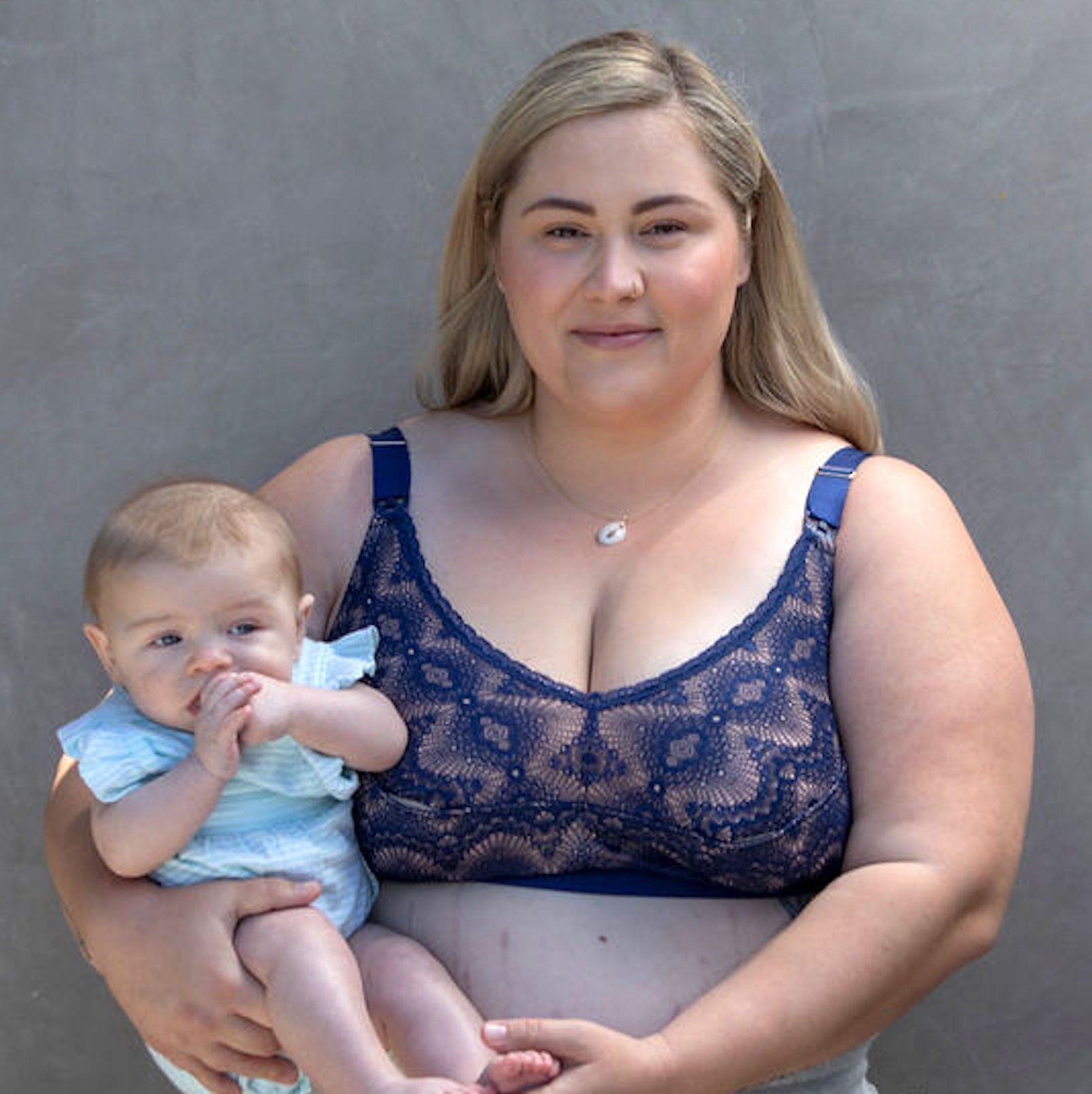 ruby - ruby pumping bra - ruby plus - milkful - plus - ruby ink - pumping bra - ruby pumping bra lace ink - mom with baby