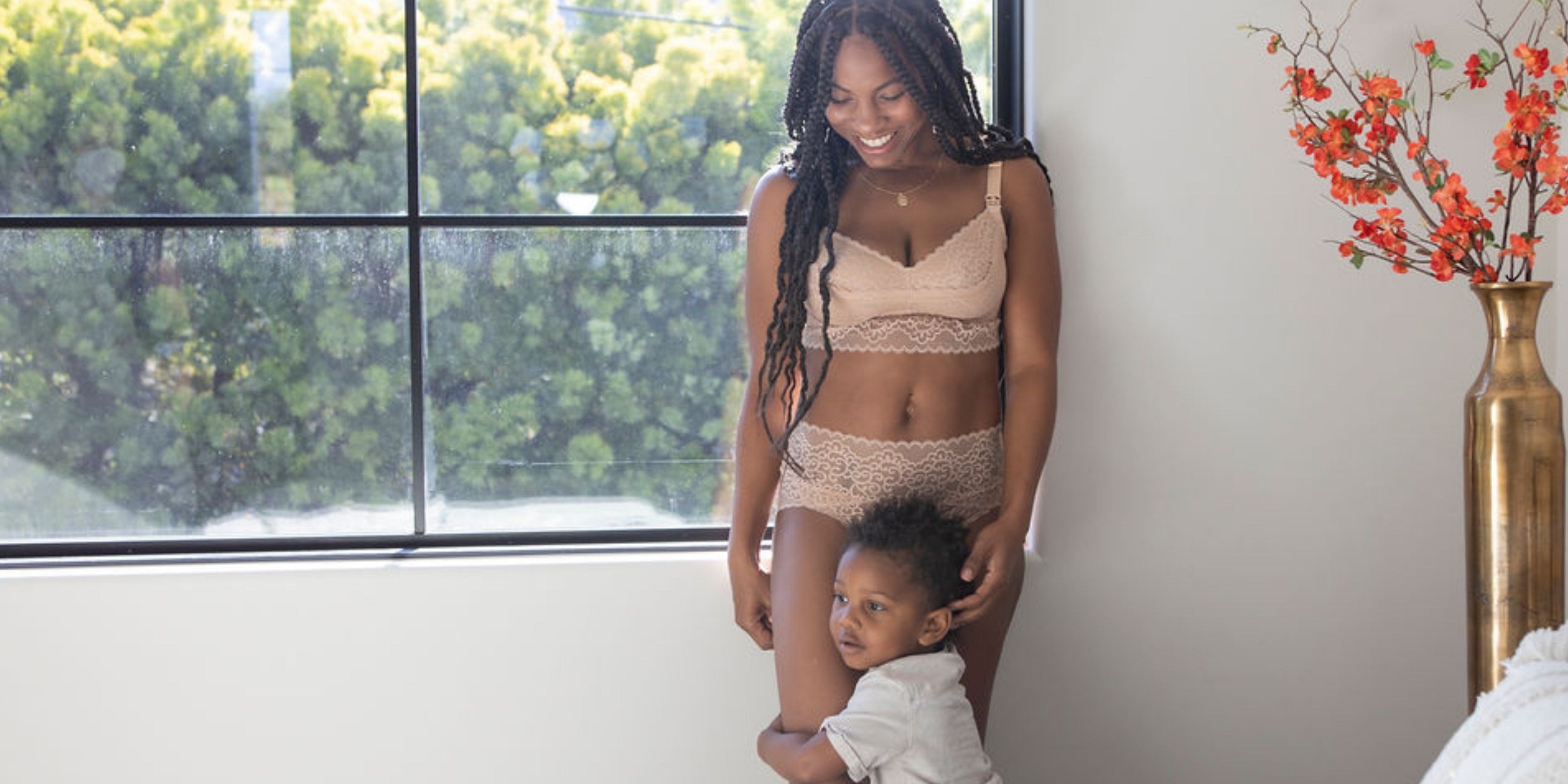 Ayla Pumping Bra Seashell - Ayla pumping Bra Black - mom pumping - mom with baby