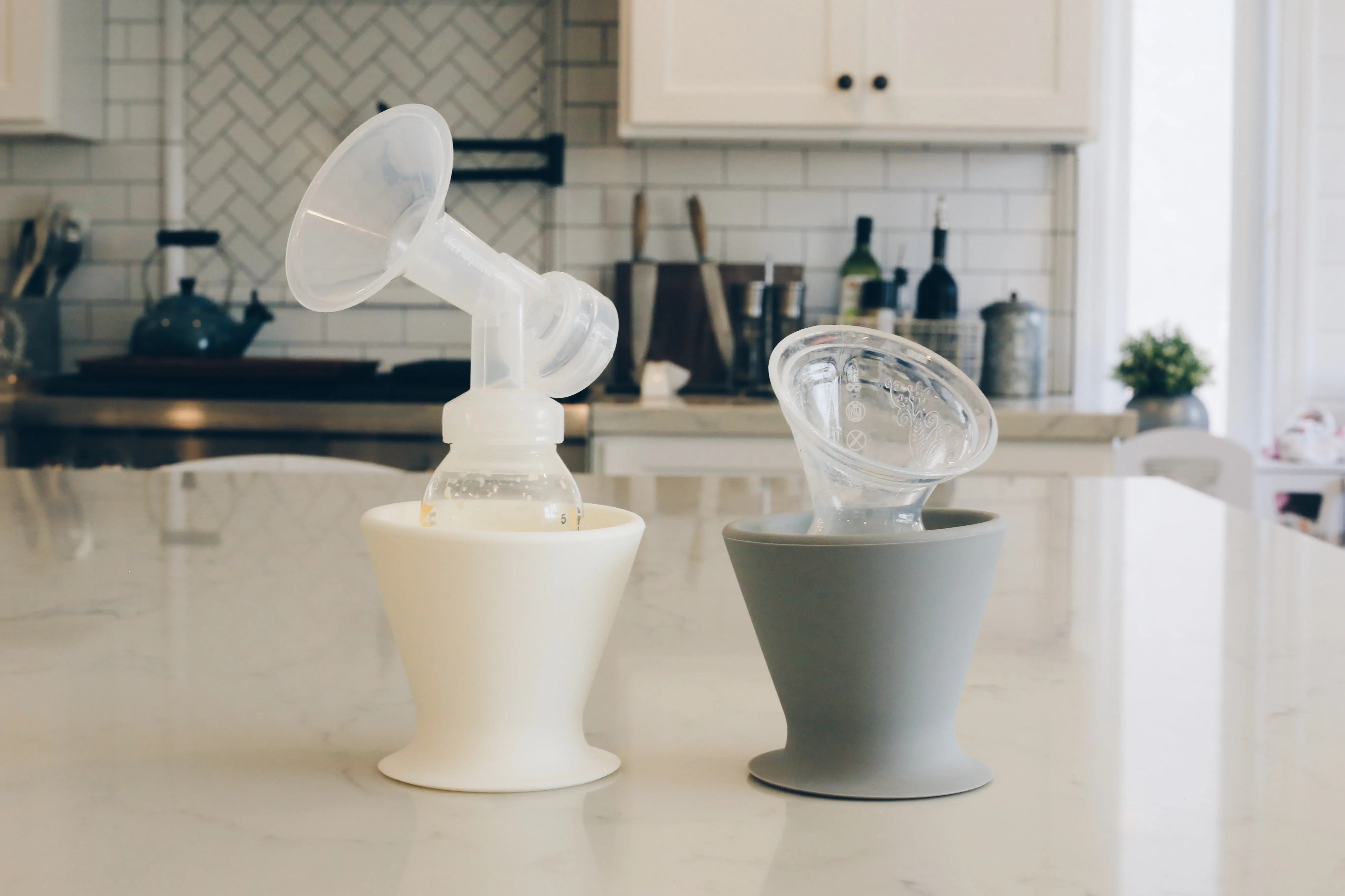 The bökee Handsfree Bottle Holder - The bökee Handsfree Bottle Holder the dairy fairy - image from the front