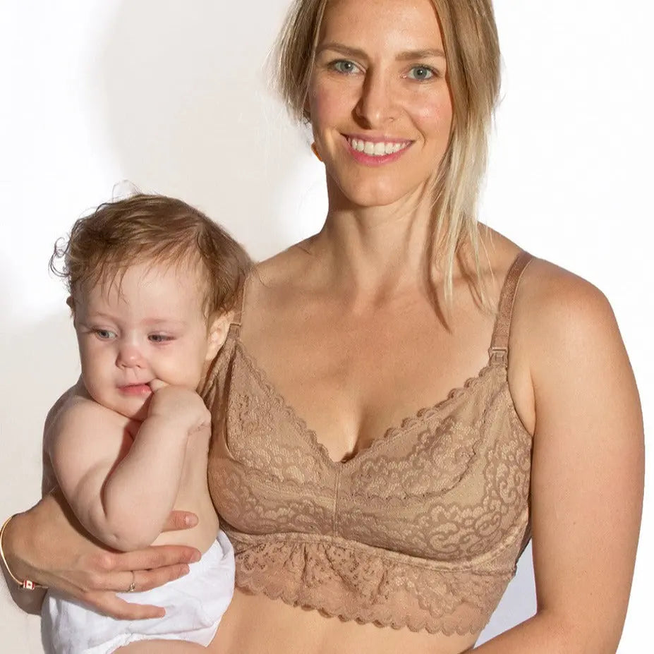 Ayla pumping bra iced coffee image from the front, woman with child