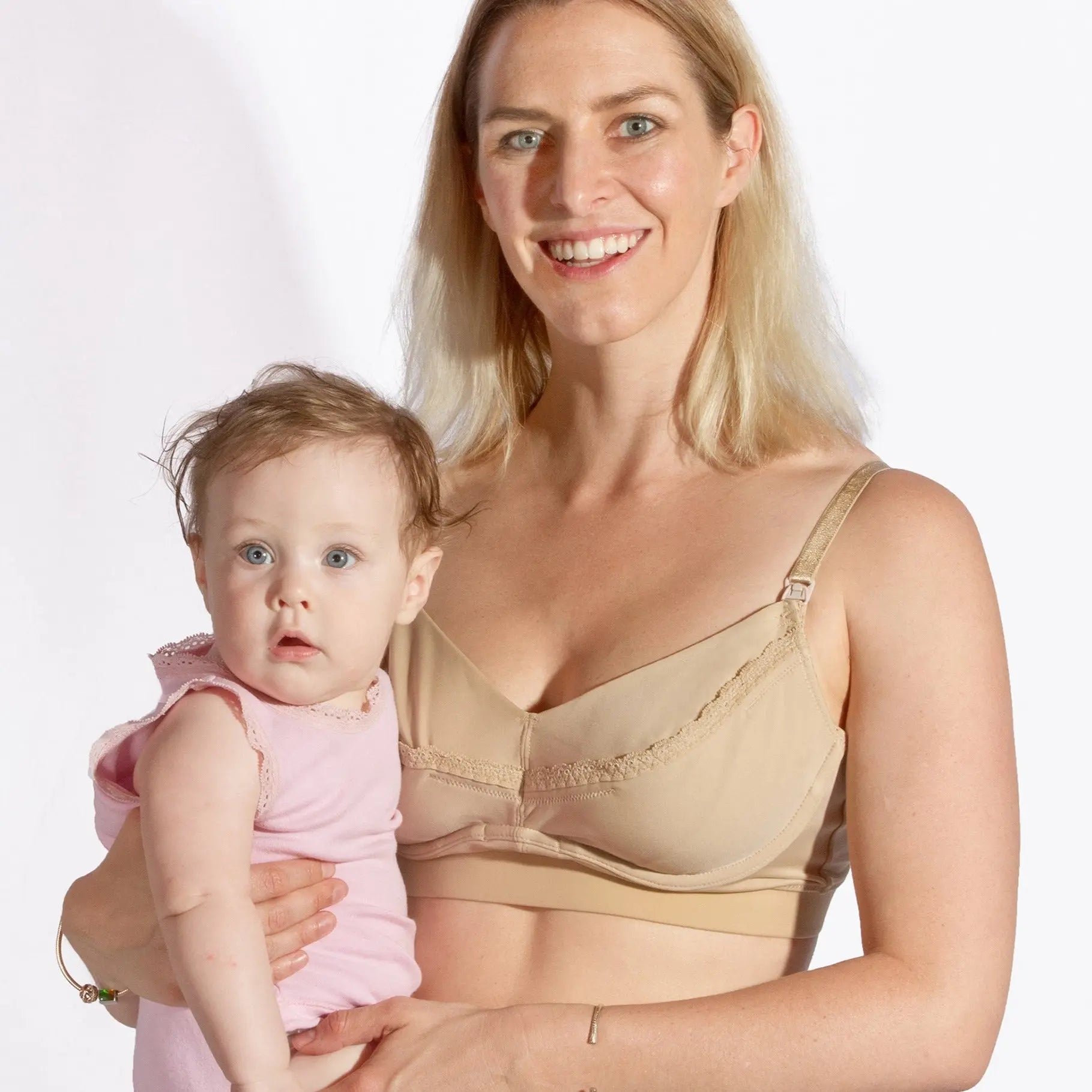 Noa pumping bra champagne image from the front, woman nursing